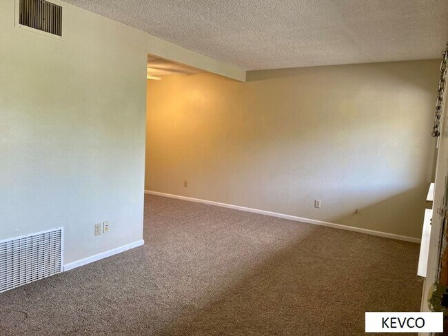 Foto del edificio - Fantastic Apartment, Right by CSU!