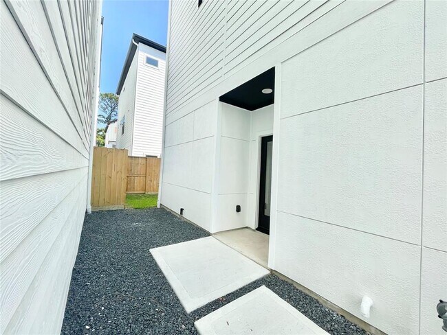 Foto del edificio - 3716 Creekmont Gardens Ln