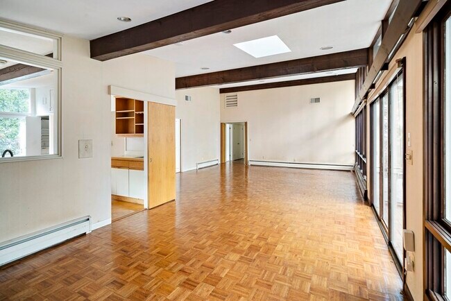Building Photo - 376 Newton St