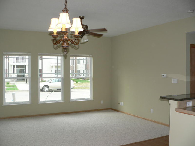 Building Photo - 2425 Aspen Rd