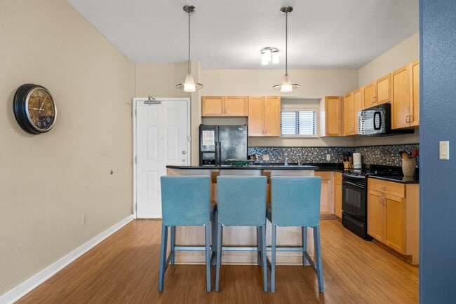 Building Photo - Piazza Condo - Fully Furnished 2bd/2ba - S...