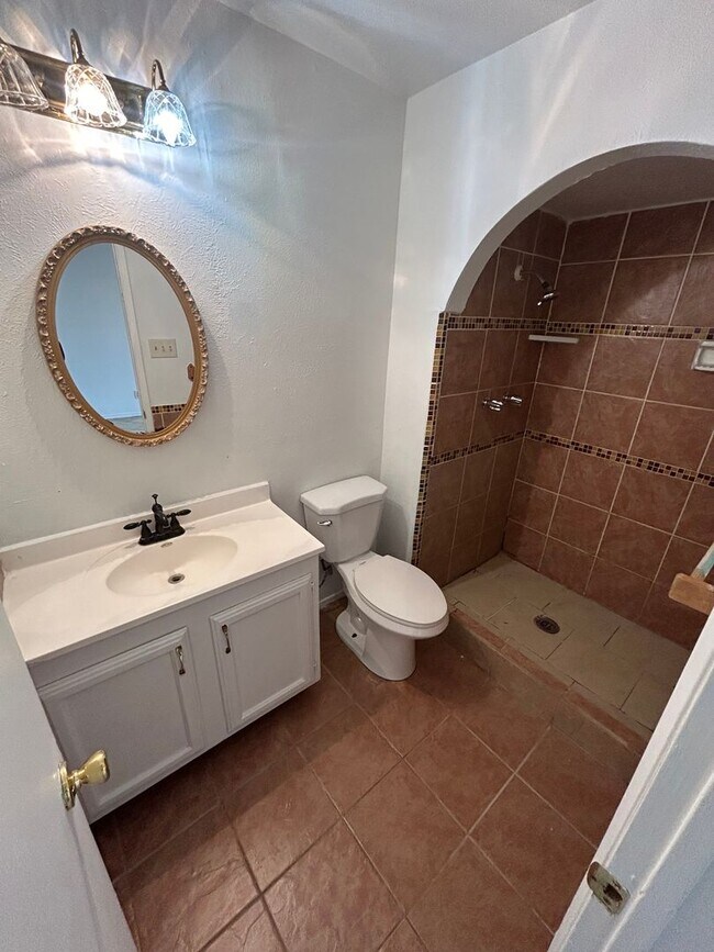 Foto del edificio - Step inside and be captivated by the warmth of this House!