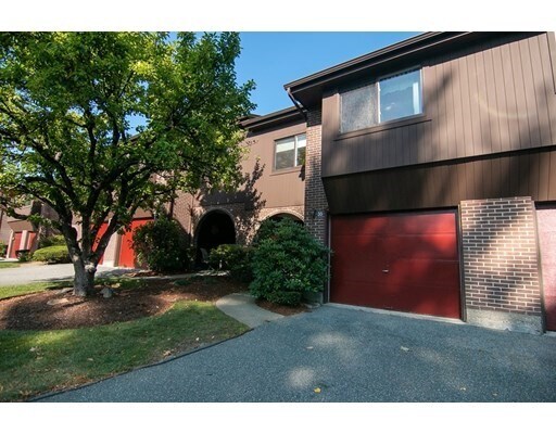 Primary Photo - 35 Hawthorne Cir