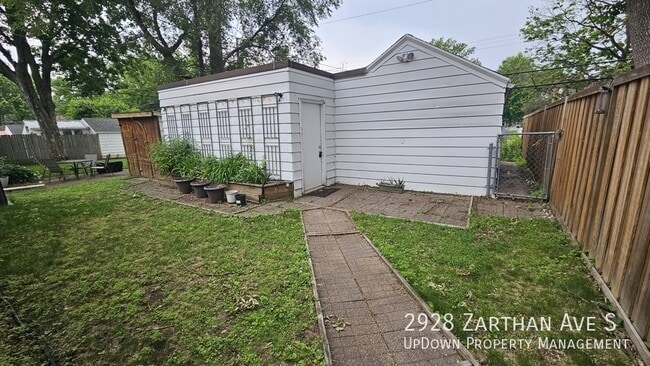 Building Photo - 2928 Zarthan Ave S