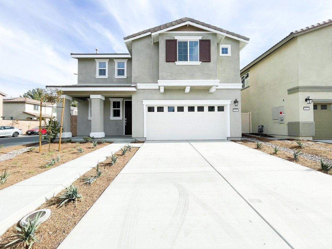 Foto principal - Newly Built 4 Bedroom 3 Bath Home!