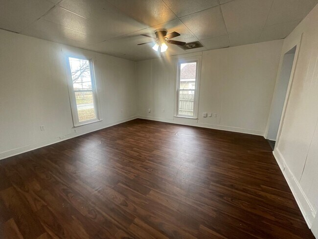 Foto del edificio - Available Now  LARGE 3 Bedroom 1 bath house