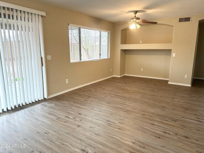 Foto del edificio - 1473 E 12th St