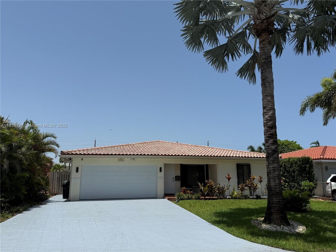 Foto principal - 1721 NE 48th Ct