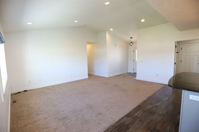 Building Photo - 1327 Silverton Dr