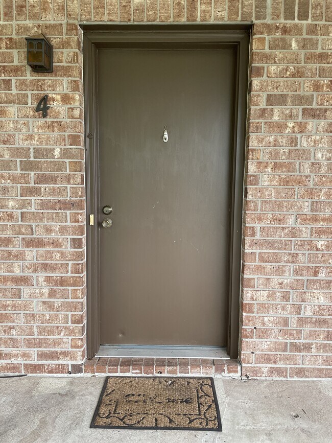 Puerta de entrada, timbre que funciona, mirilla. - 2235 North Street