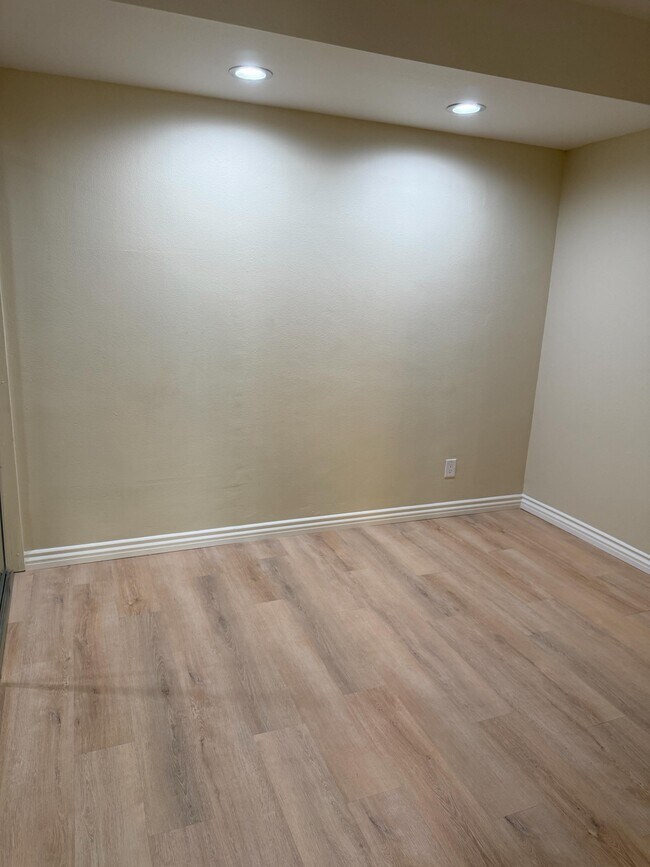 Dormitorio con armario grande - 140 Linden Ave