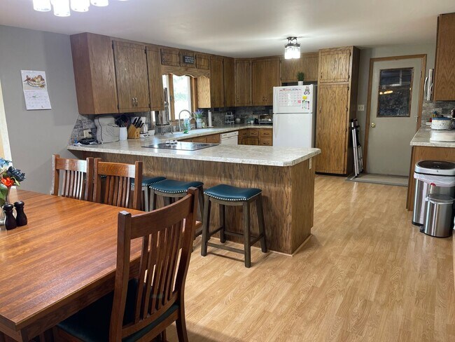 Foto del edificio - Spacious, four-bedroom, two-bathroom, coun...