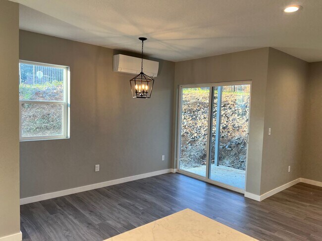Foto del edificio - Newer 3 bedroom 2.5 bathroom duplex in Thu...