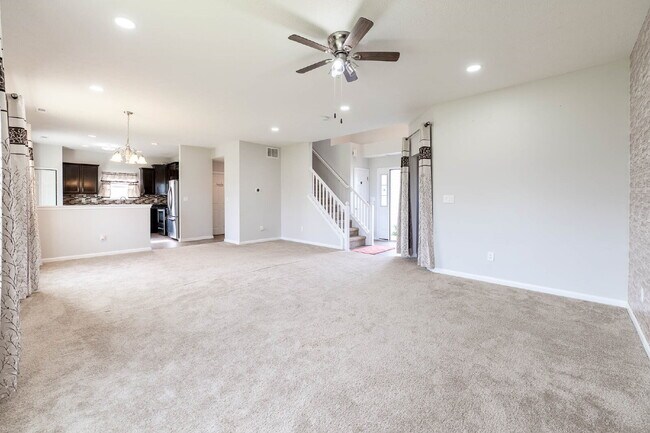 Building Photo - 4 bedroom 2.5 bath