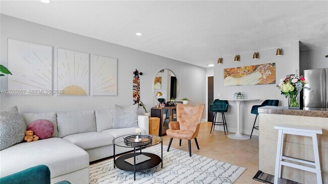 Foto del edificio - 7925 Carlyle Ave