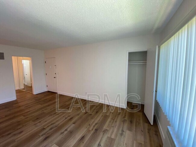 Foto del edificio - 233 N Hollywood Way