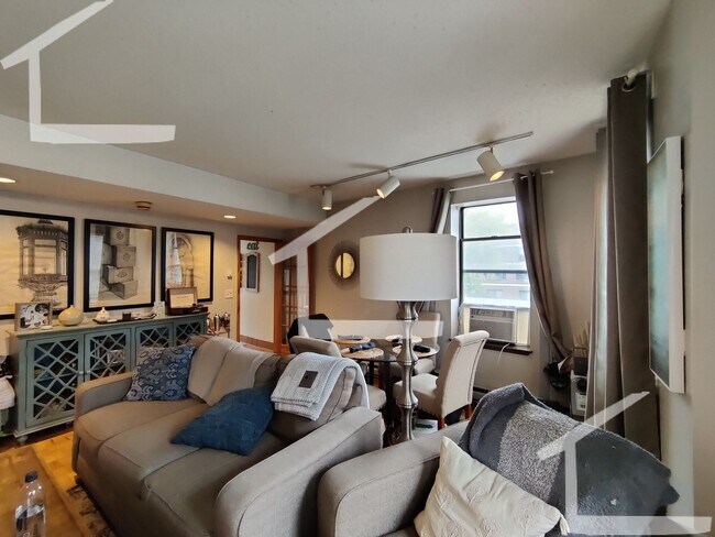 Foto del edificio - Nicely renovated condo quality 1 bed in Brighton with parking spot included!