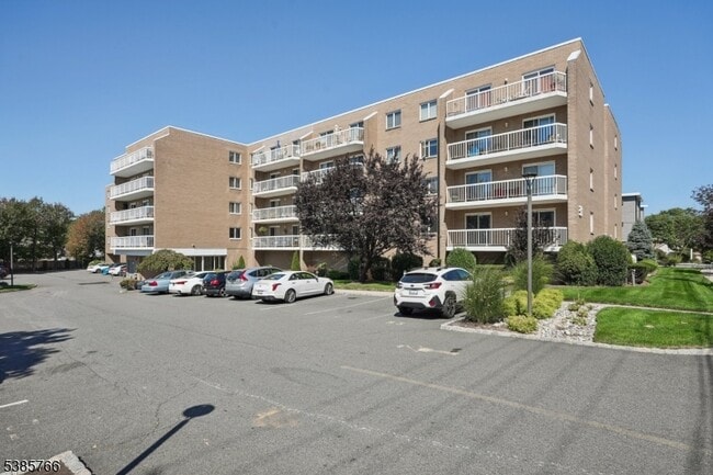 Foto del edificio - 38 Moonachie Rd