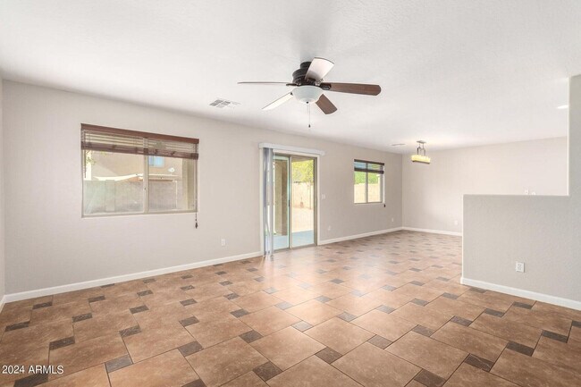 Foto del edificio - 23690 W Bowker St