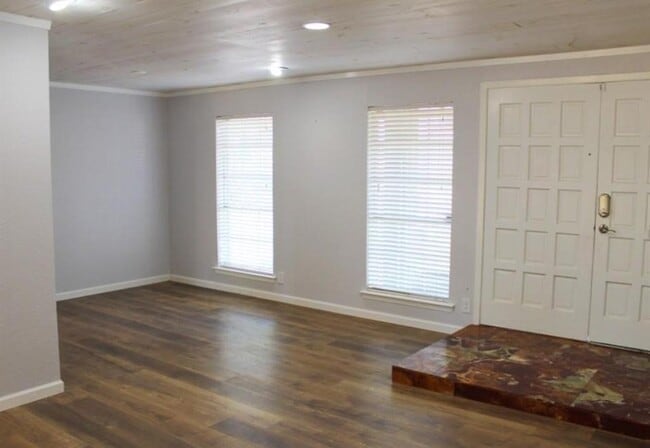 Building Photo - 1507 Pine Knoll Dr