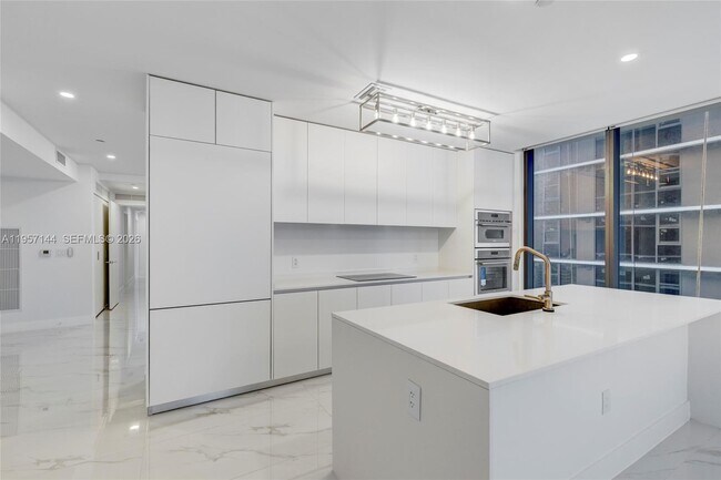 Foto del edificio - 700 NE 24th St