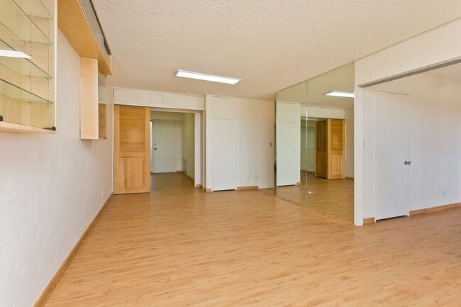 Building Photo - PRIVATE 2/BD 2 BA, LARGE ENCLOSED LANAI WI...