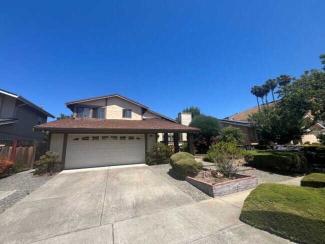 Building Photo - Huge Single family Gem has beautiful views...
