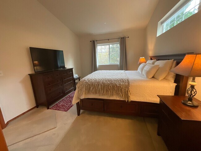 Building Photo - 2 Bed, 2 Bath Single Story Home with Garage