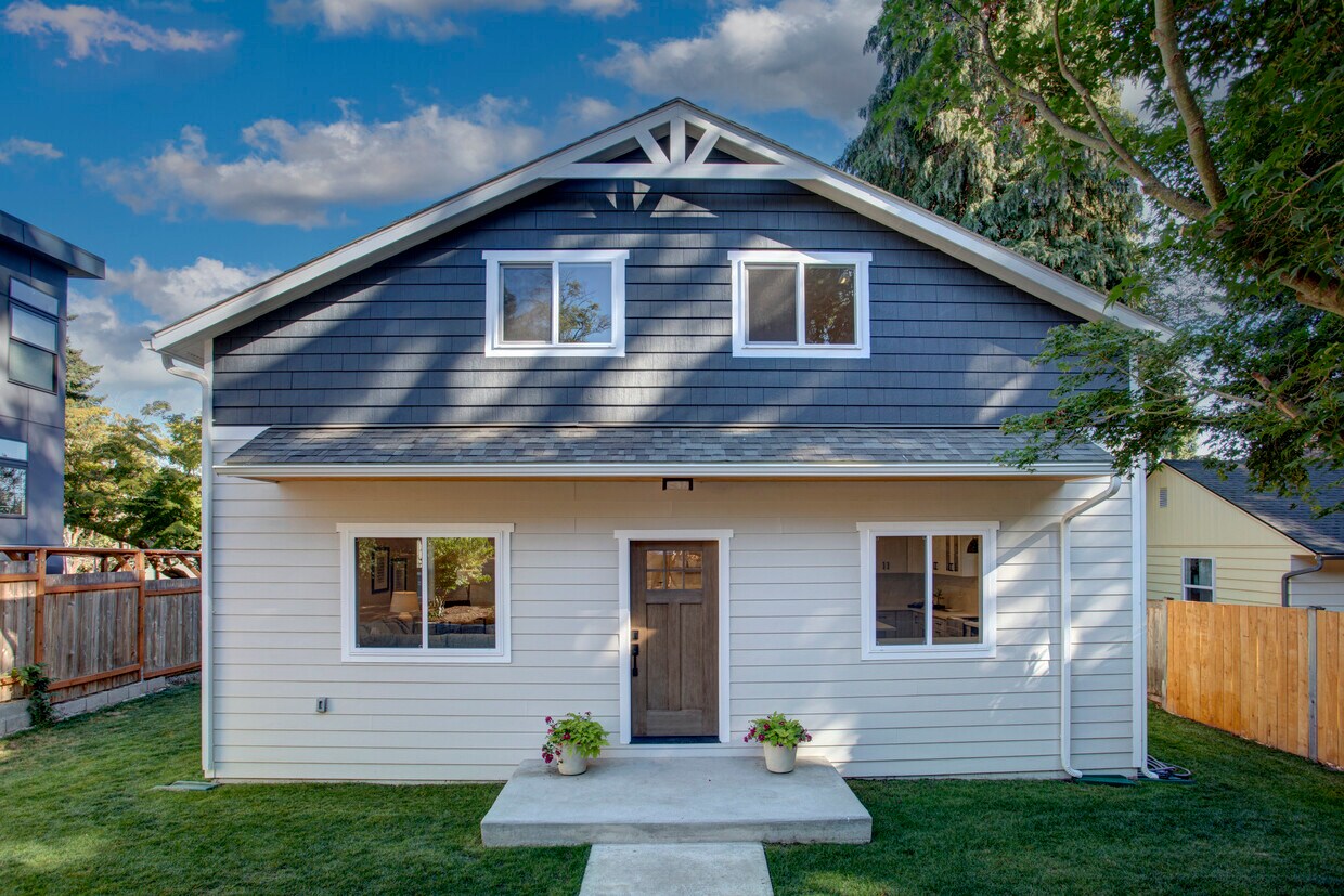 Foto principal - 10104 31st Ave SW