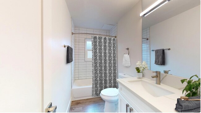 Foto del edificio - 5008 Hazeltine Ave