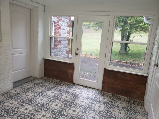 Breezeway/Entryway to Kitchen - 712 Dutch Valley Dr