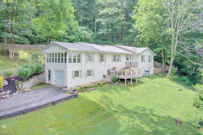 Building Photo - 1422 Meadowbrook Dr