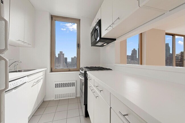 Building Photo - 200 E 89th St