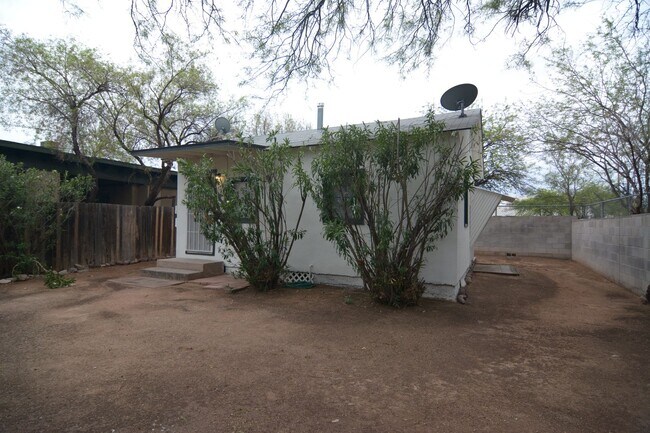 Foto del edificio - Charming 1 Bedroom 1 Bath! Central Tucson Location! Minutes from the UofA!
