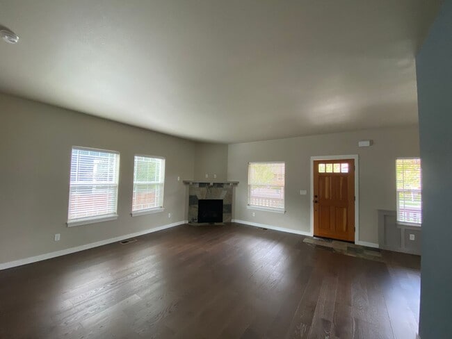 Building Photo - Spacious 3-Bedroom Home with Bonus Room in...