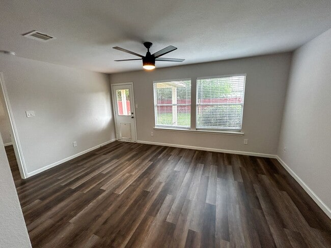 Building Photo - Clean 2/2 in Austin Colony