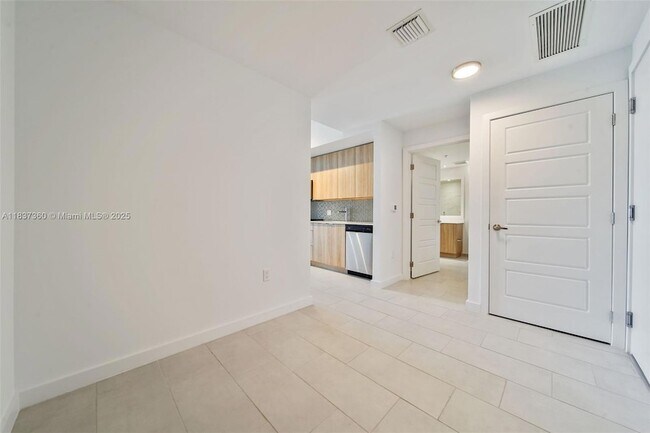 Foto del edificio - 2150 N Bayshore Dr
