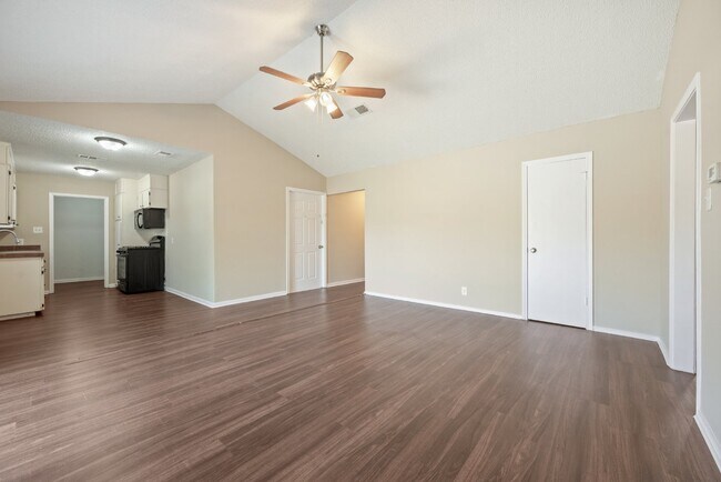Foto del edificio - 3 Bedroom, 1.5 Bath Home with Spacious Layout and Large Yard