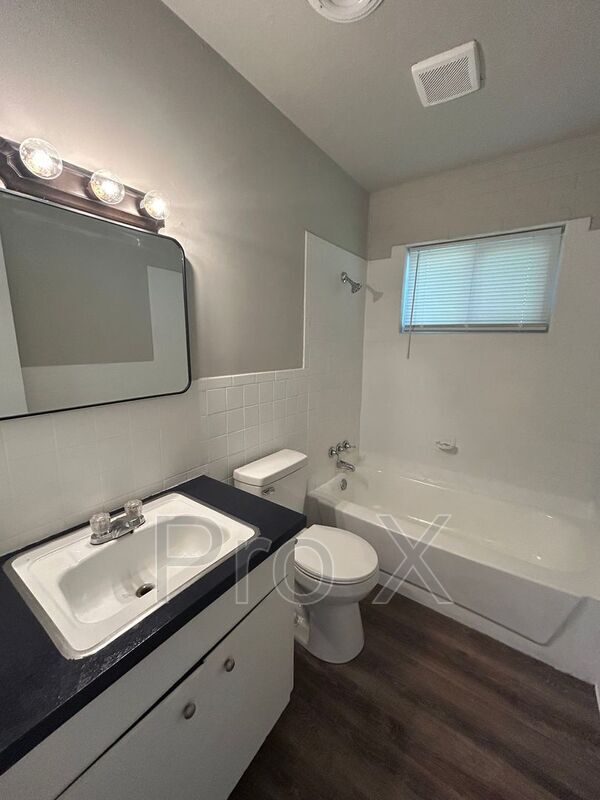Foto del edificio - 704 W Oak St