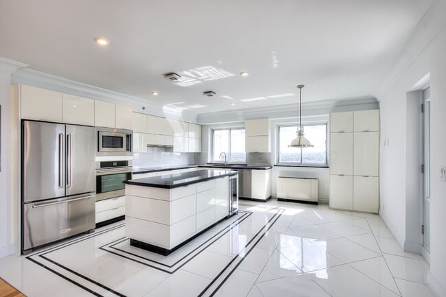 Building Photo - Royal Westmount - Il Palazzo luxury residence