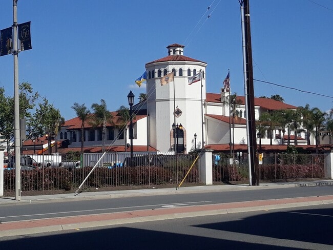 Building Photo - MOVE IN READY  Fully Furnished **Gorgeous ...
