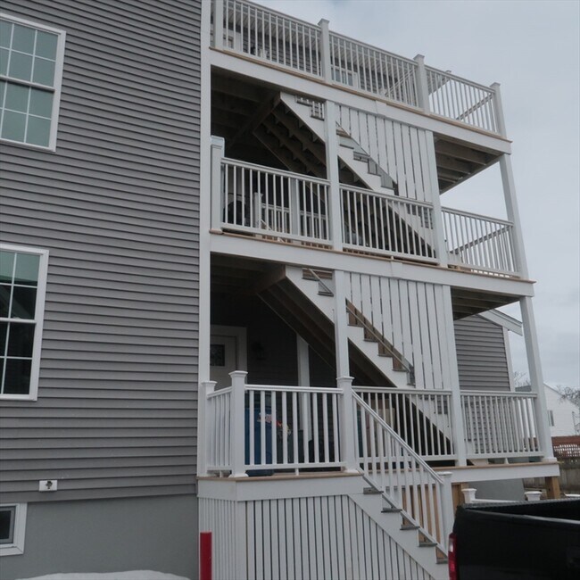 Building Photo - 32 Newhall St