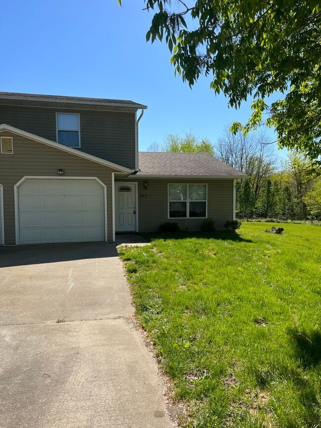 Building Photo - 630-632-632 Country Squire Ct