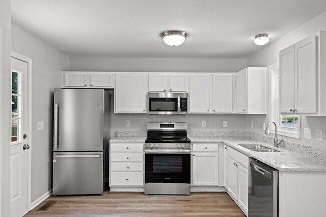 Foto del edificio - Renovated 3 Bedroom ranch on large lot ava...