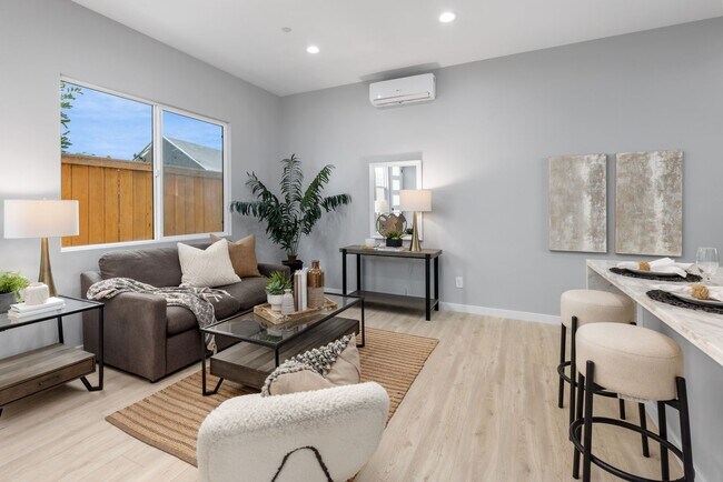 Foto del edificio - Brand-New Luxury 2-Bedroom 2-Bathroom Home