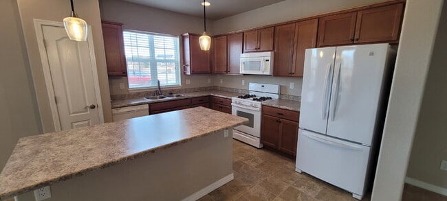 Photo - "Charming 3-Bedroom Townhouse Retreat in Colorado Springs – Spacious 1704 Sq Ft with 2.5 Bathrooms!"