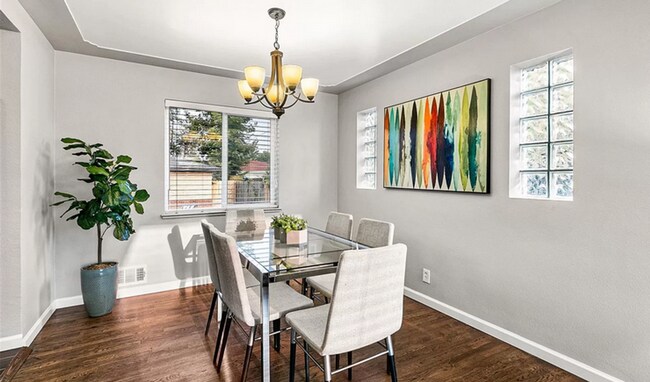 Building Photo - Furnished 3 bedroom 1 bathroom apartment