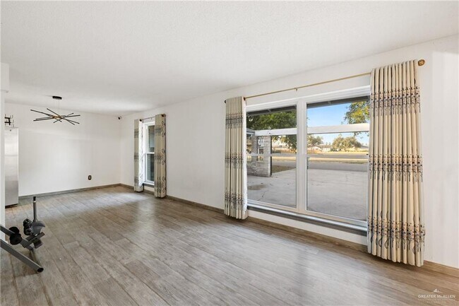 Building Photo - 812 Voltz Ln