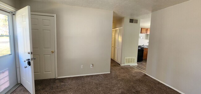 Building Photo - SECTION 8 WELCOME! Nice, 3 Bedrooms, 1 Bat...