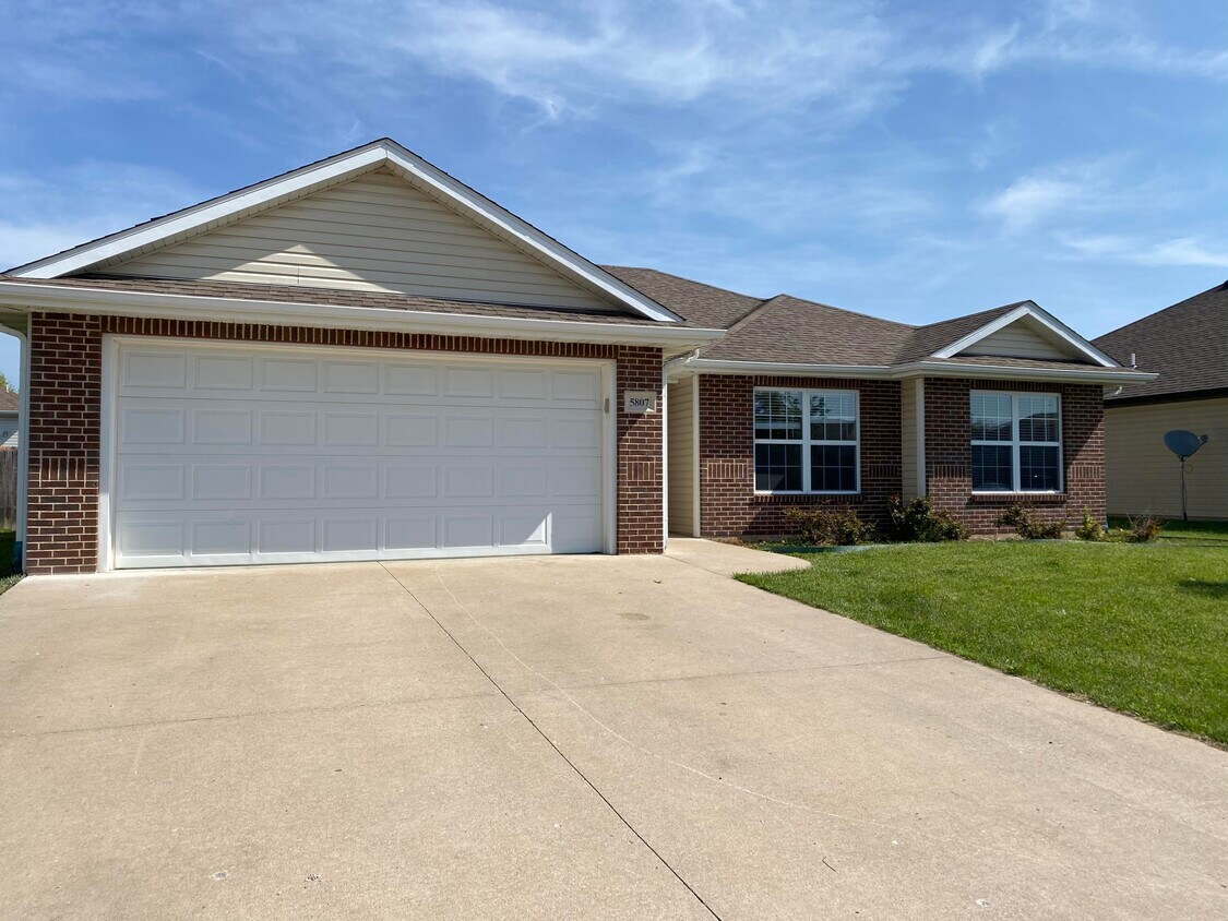 Foto principal - 5807 Islip Dr